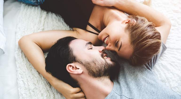 Un-chico-y-una-chica-mirandose-sobre-una-cama-iStock.jpg