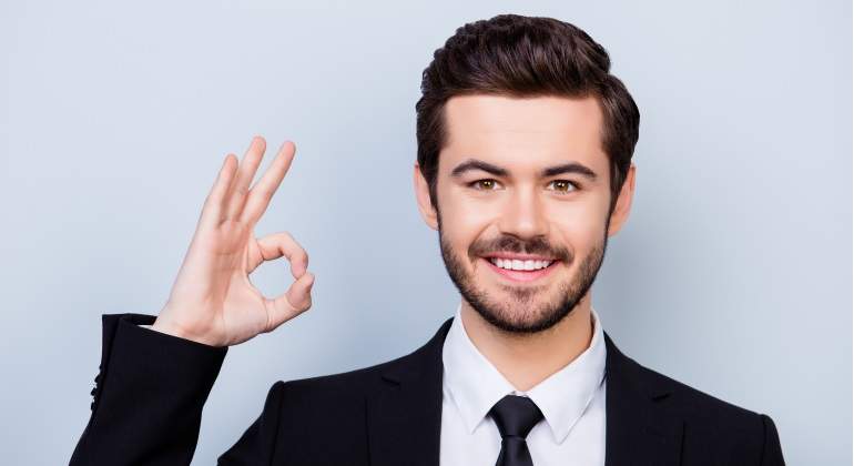 hombre-con-traje-contento.jpg