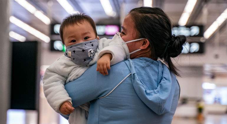 coronavirus-madre-nino-brazos-getty.jpg