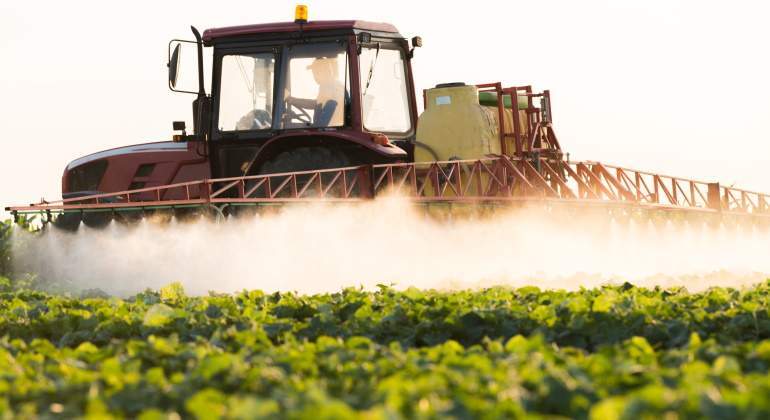 tractor-fertilizantes-campo-770-dreamstime.jpg