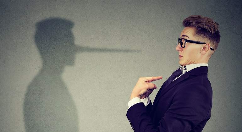 Un-mentiroso-hablando-con-su-sombra-iStock.jpg
