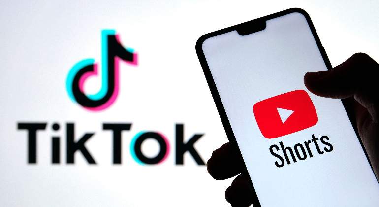 YouTubeShorts-TikTok-Alamy.jpg