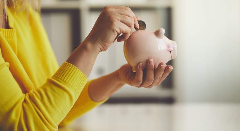 Meter-una-moneda-en-la-hucha-iStock.jpg