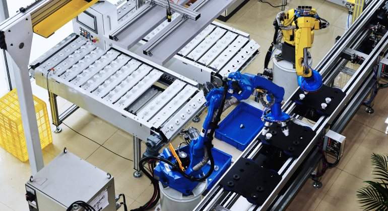 cadena-montaje-robot-automatizacion-770-dreamstime.jpg