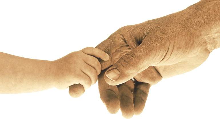 manos-bebe-abuelo.jpg