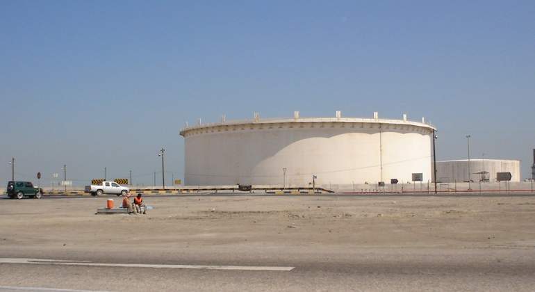 Bahrein-Sitra-tanques-petróleo.jpg