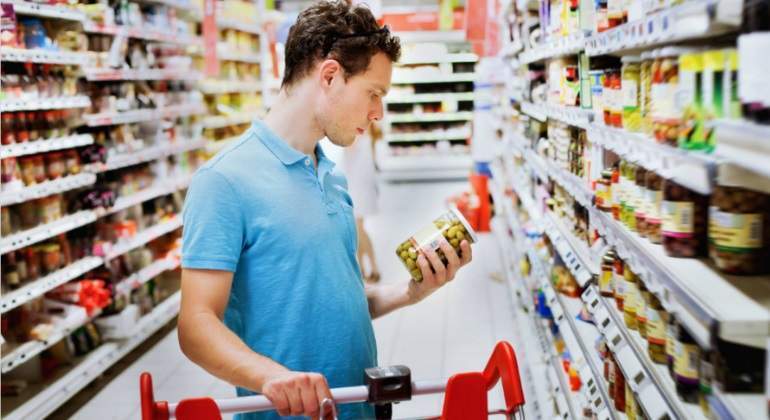 etiquetado-productos-consumo-hombre-supermercado-alamy.jpg