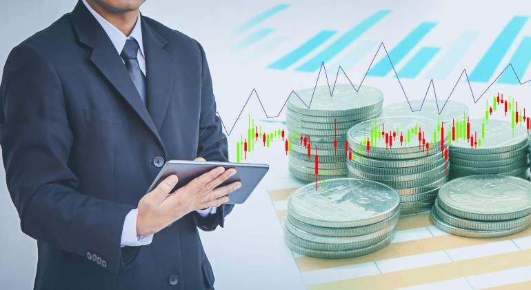 hombre-monedas-grafico-istock.jpg