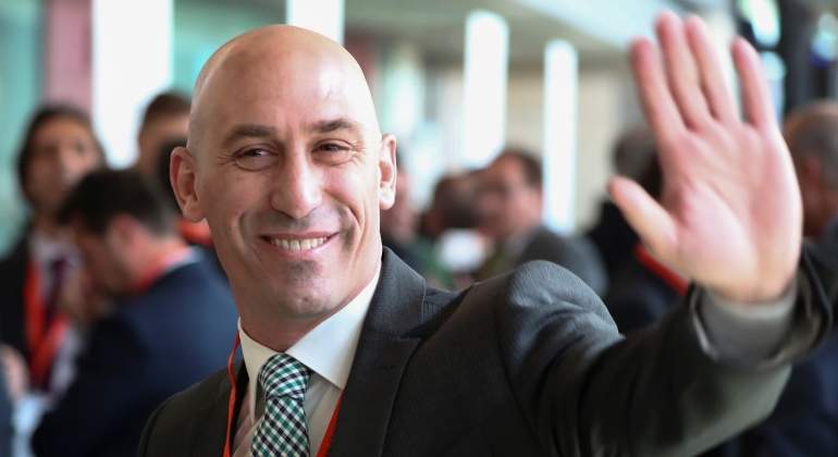 rubiales-mano-reuters.jpg