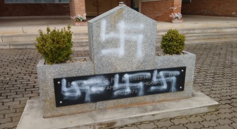 pintadas-cementerio-civil-rioja-la-barraca.jpg