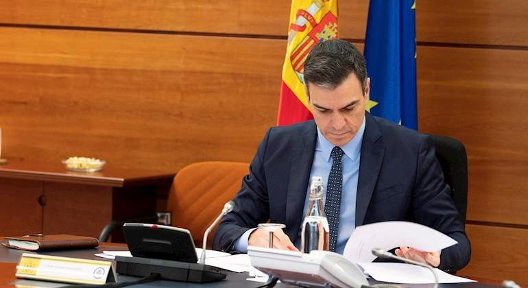 sanchez-lee-papel-moncloa-efe.jpg