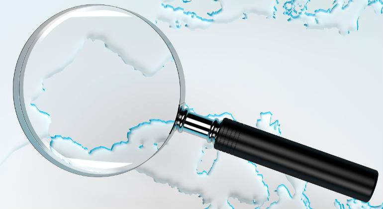 espana-lupa-traslucido-istock.jpg