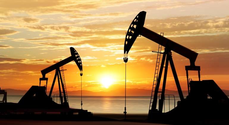 petroleo-lago-puesta-sol.jpg
