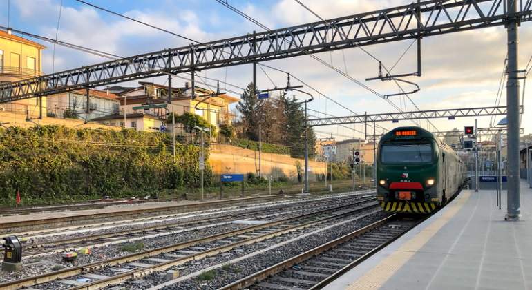 Un tren en la estacin de Varese en Italia