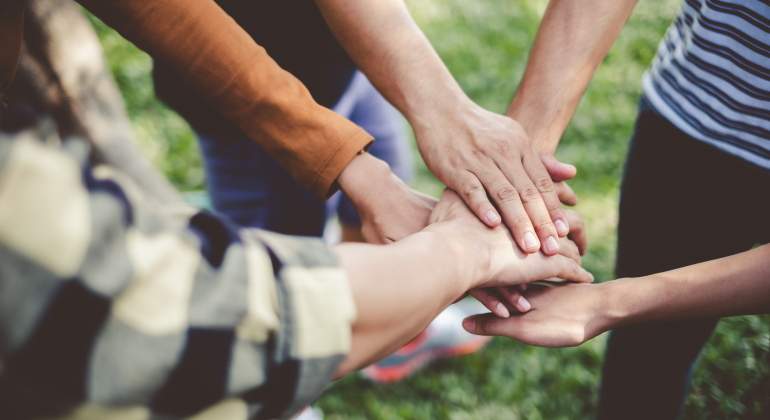 Varias manos se unen sealando un pacto