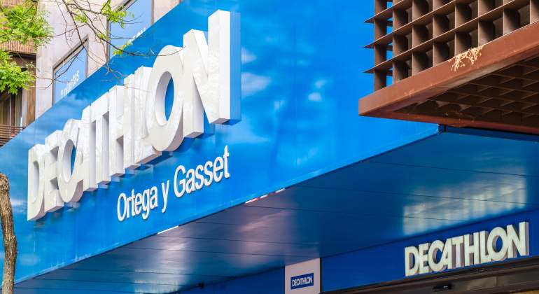 decathlon-ortega-gasset-madrid-cartel-dreamstime.jpg