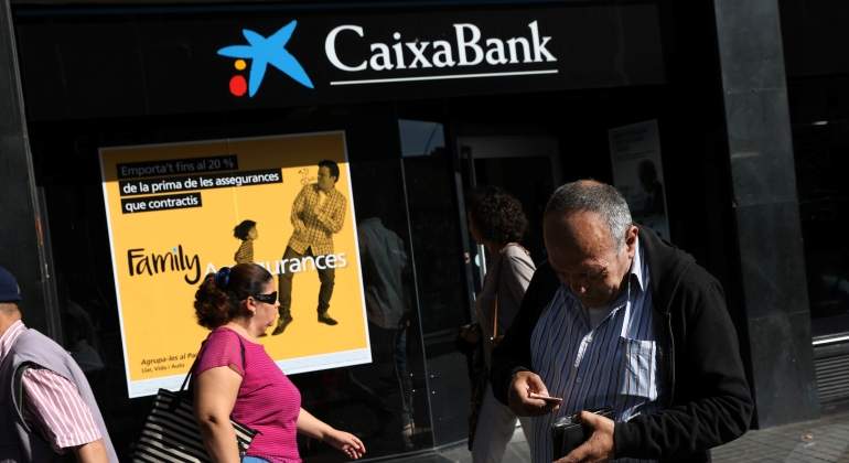 caixabank-personas-sucursal-reuters.jpg