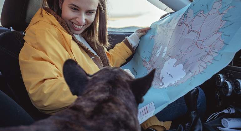 Una-mujer-en-un-coche-mirando-un-mapa-iStock.jpg