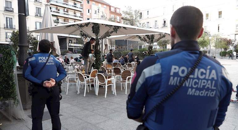 policia-madrid-terraza-coronavirus-efe.jpg