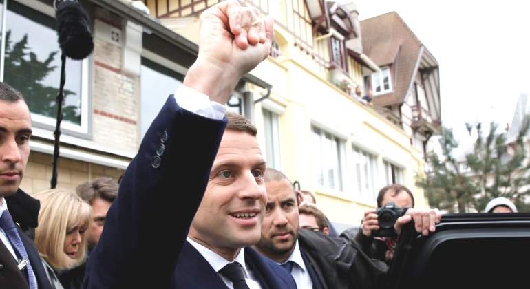 Macron-brazo-alto-23-abril.jpg