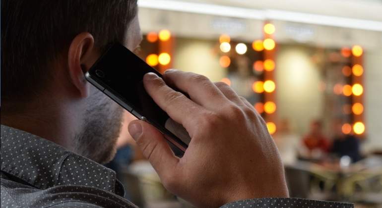hombre-telefono-pixabay.jpg