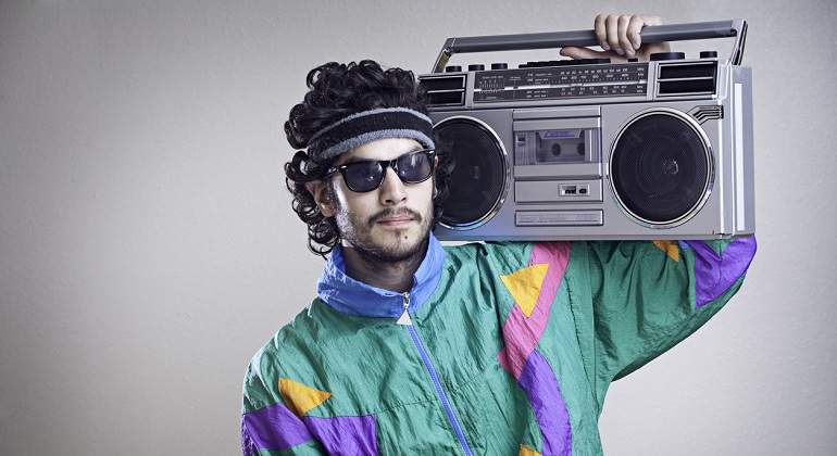 Persona escuchando una radio iStock