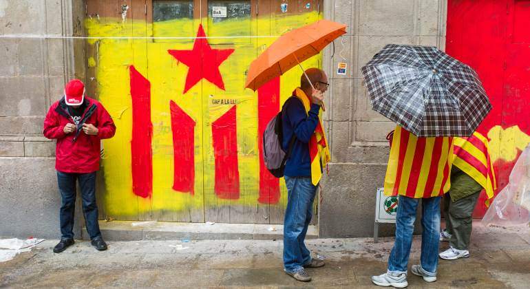 catalunya-estelada-puerta-grafiti-paraguas-770-dreamstime.jpg