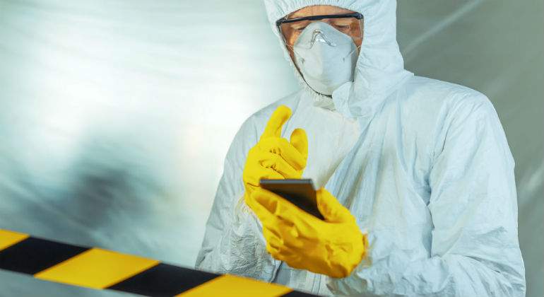 coronavirus-hombre-movil-alamy.jpg