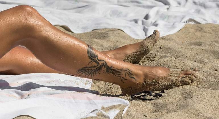 Chica-con-tatuaje-en-la-pierna-al-sol-iStock.jpg