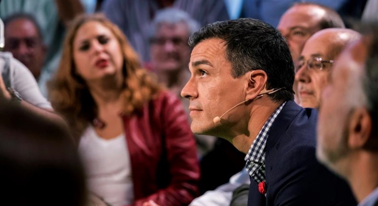 sanchez-mira-arriba-efe.jpg