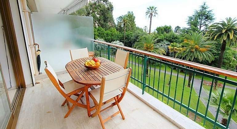 terraza-sillas-madera.jpg
