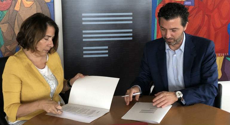 Asela-Pintado-y-Alfonso-Hernandez-durante-la-firma-defini.jpg