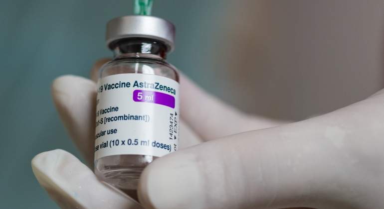 vacuna-astrazeneca-mano-guantes-getty.jpg