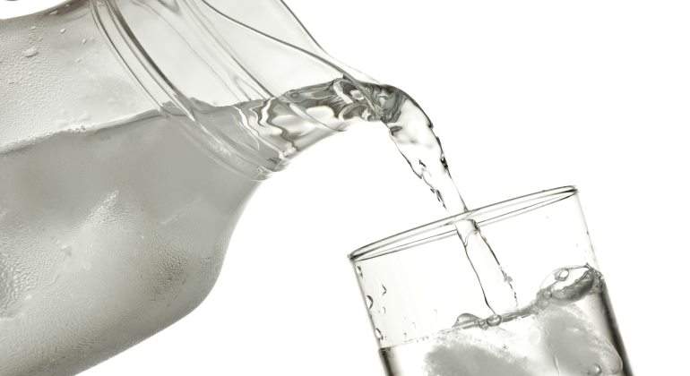 agua-jarra-vaso-dreamstime.jpg