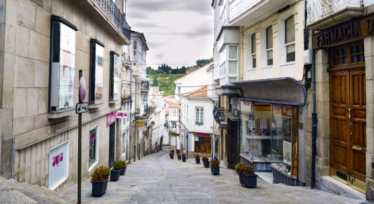 Una calle comercial vaca de Betanzos en Galicia