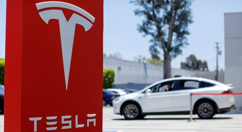 tesla-logo-reuters-model3.jpg