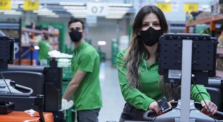 mercadona-empleados-mascarillas-corporativas.jpg