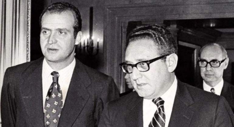 juan-carlos-papeles-referendum-770.jpg