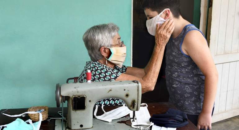 mascarilla-tela-fabricada-mano-cordonpress.jpg