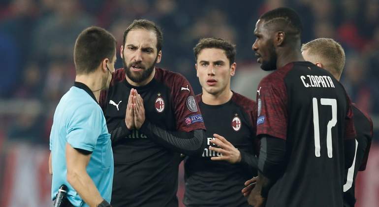 higuain-milan-protesta-arbitro-reuters.jpg