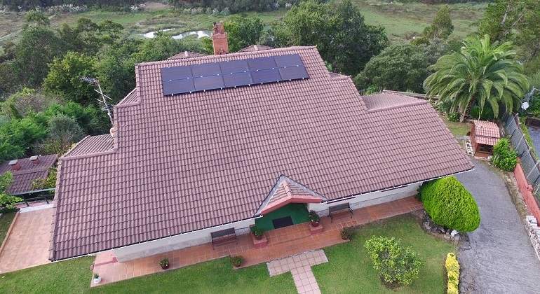 Casa-unifamiliar-con-placas-solares-fotovoltaicas.jpg
