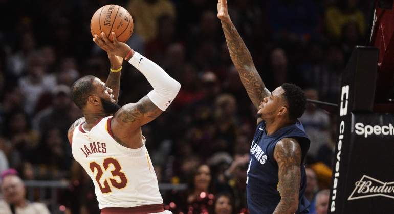 lebron-canasta-reuters.jpg