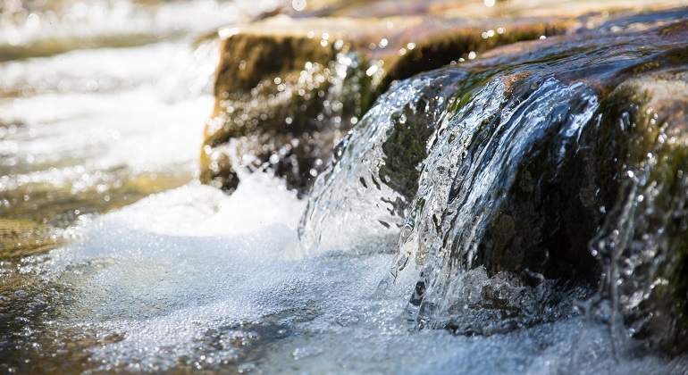 Una-bajante-de-un-rio-de-cerca-iStock.jpg