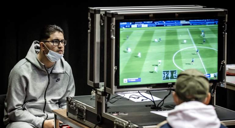 adolescente-videojuego-fifa21-getty.jpg
