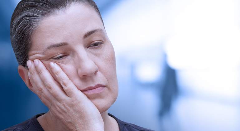 covid-persistente-mujer-mediana-edad-fatiga-seis-meses.jpg