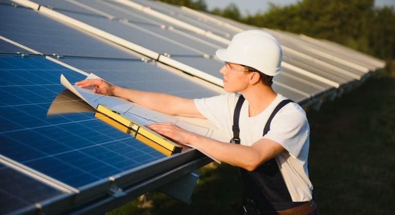 chico-trabajando-en-una-placa-fotovoltaica.jpg