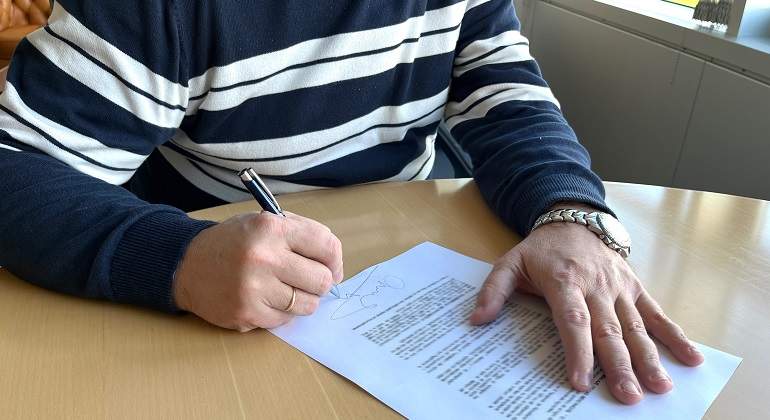 20230121-Persona-firmando-un-contrato-laboral.JPG