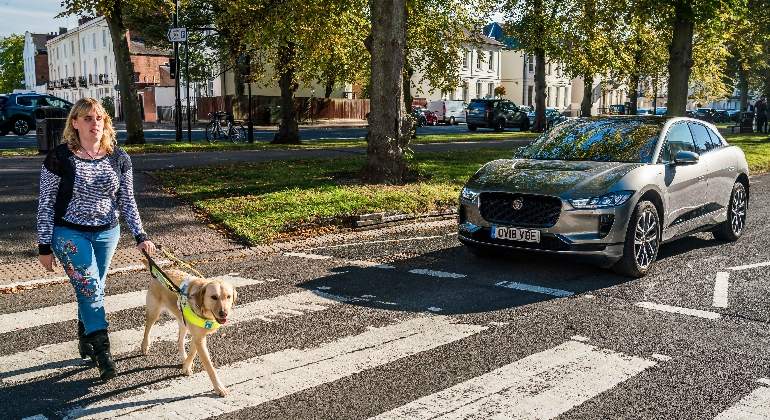 jaguar-i-pace-sonido-peatones.jpg