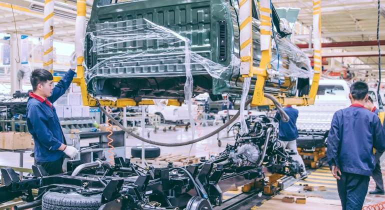 automobile-factory-welding-assemble-line-picture-id1124728743.jpg