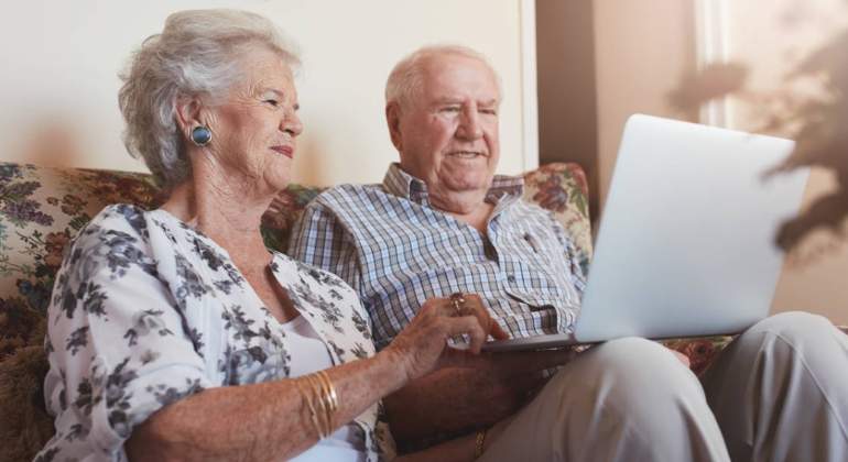 imserso-abuelos-portatil-internet-viajes-alamy.jpg